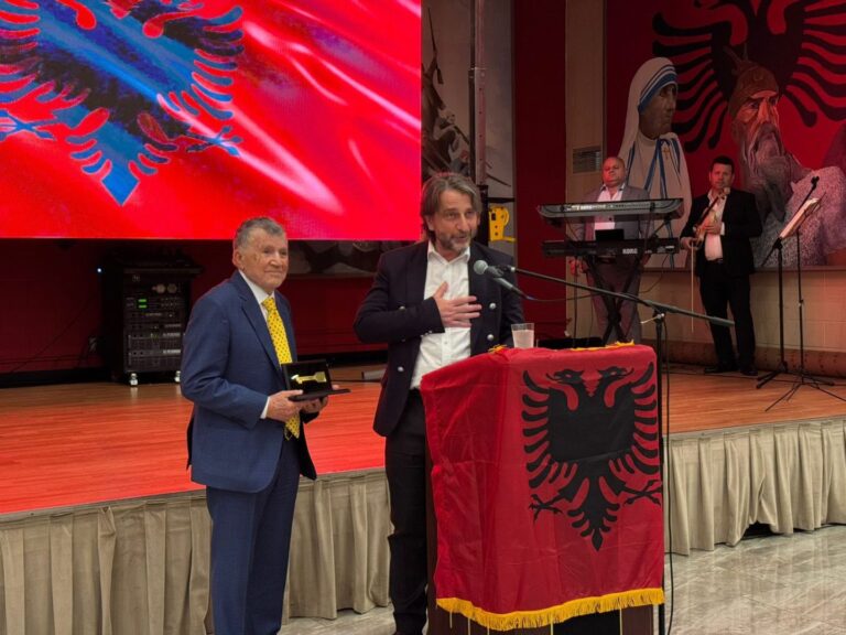 Përparim Rama ia dorëzon Çelësin e Prishtinës Ekrem Bardhës, biznesmen dhe veprimtar shqiptaro – amerikan