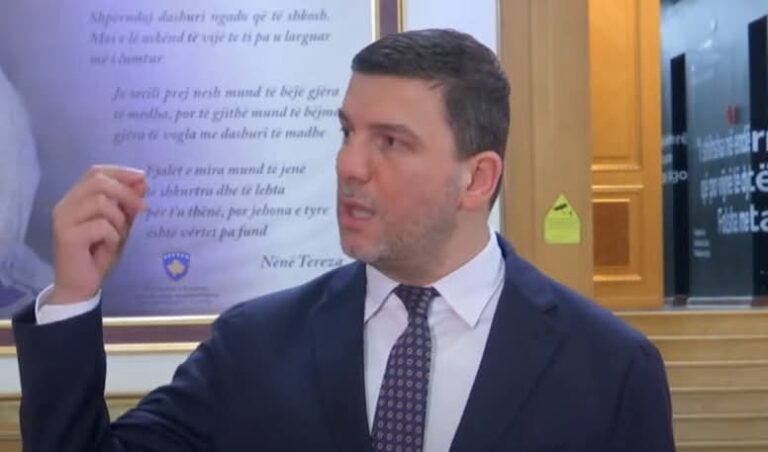 Krasniqi i acaruar: VV po e mban peng shtetin, jam i gatshëm të takohem me liderët e opozitës
