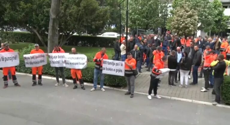“Borxhli i keq”: Punëtorët e ‘Pastrimit’ protestojnë para komunës së Prishtinës