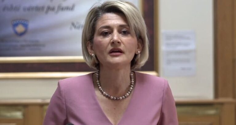 Mimoza Kusari-Lila humbë vjehrren, prekë me postimin