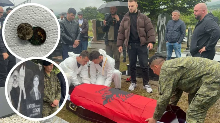 Procesi i zhvarrimit, në varrin e dëshmorit Arton Zogaj u gjetën dy granata dore dhe disa lekë shqiptare – iu dorëzuan vëllait të tij