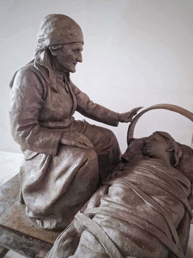 “Me një dorë mbi djep dhe me tjetrën mbi gjurin e saj”, nënë e Adem Jasharit bëhet me skulpturë