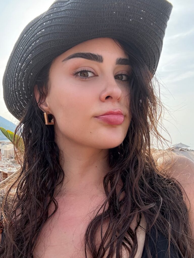 E vetme dhe e qetë, Xhensila Myrtezaj shijon detin