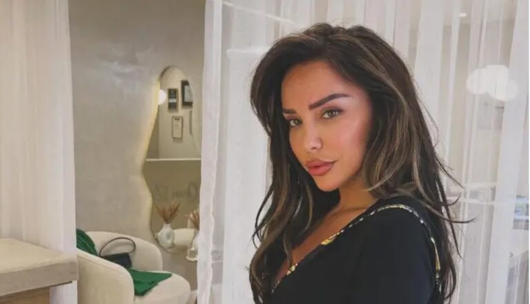 Këmbët lart e me taka, kështu po qëndron në shtrat Ana