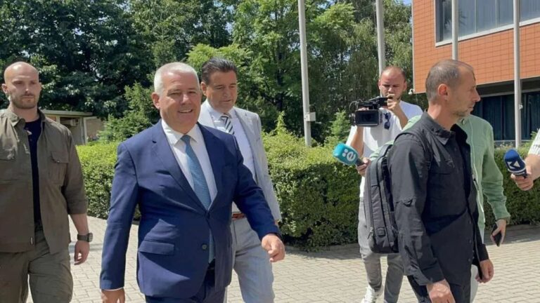 “Posa të kthehet në Republikë, do të aɾɾestohet”, Sveçla flet për aɾmët në pronat e Arsenijeviçit