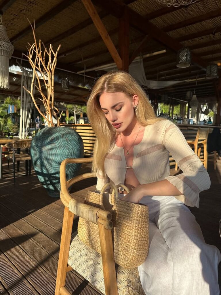 E kuqja i shkon flakë! Heidi rrëmben vëmendjen në bregdet