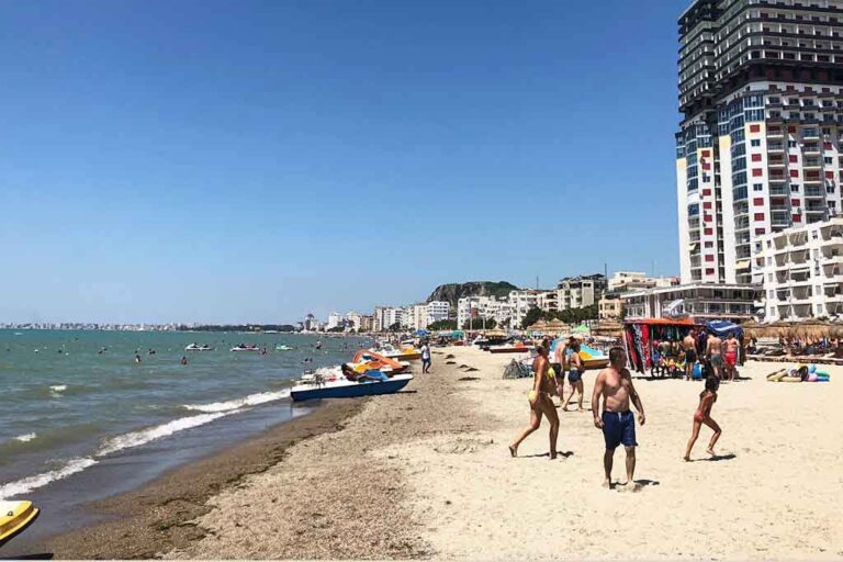 Humb jetën turisti te Shkëmbi i Kavajës