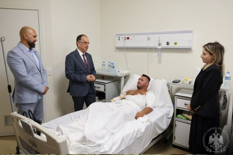 Pësoi djegie gjatë përballjes me zjarrin, Begaj viziton në spital shefin e policisë së Delvinës