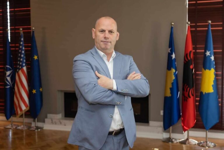 “S’i nënshtrohet pushtetit të tretë”- vjen reagim nga “kampi” i Lladrovcit pasi ky i fundit u rrëzua si kandidat për Drenasin