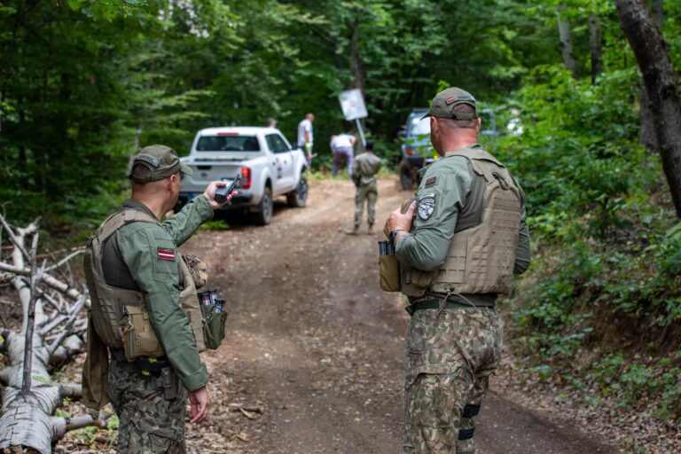 KFOR-i vendos shenja të reja sinjalizuese përgjatë kufijve të Kosovës