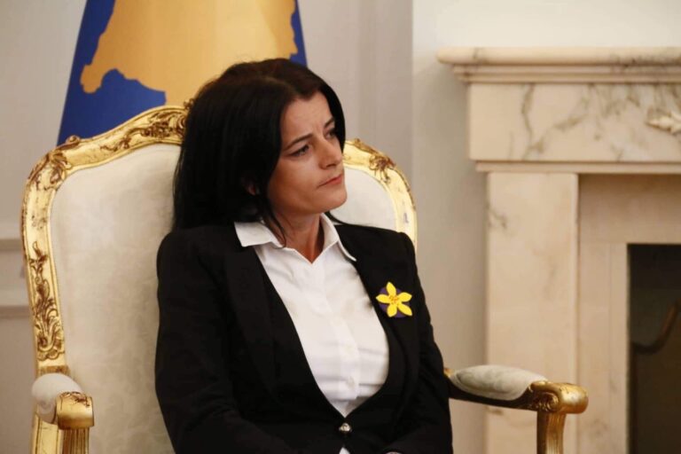 Krasniqi-Goodman në mbështetje të protestës: Jam aty për historinë, për dinjitetin, për Kosovën