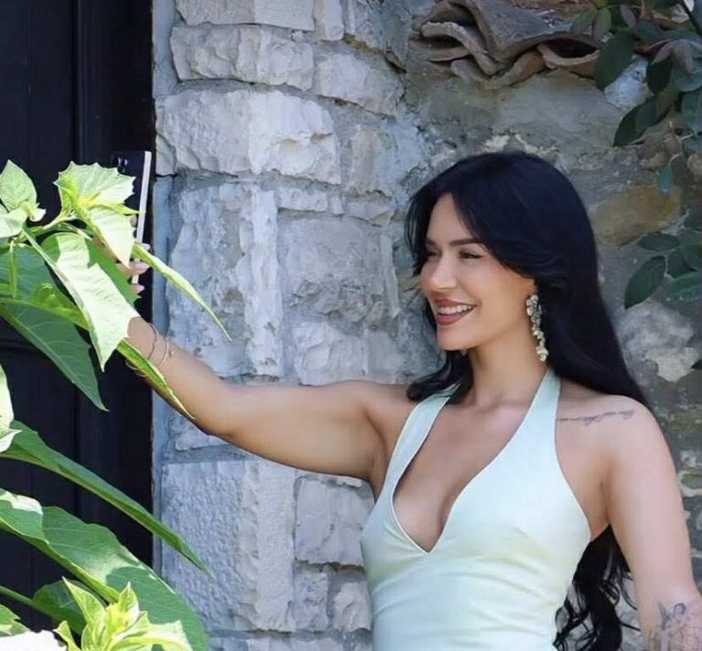 Efi Dhedhes rrëmben vëmendjen me pamjen verore në bikini të bardha