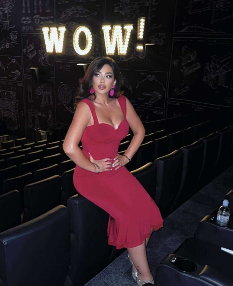 Shikuesit e “RTV 21” trullaven nga gjoksi i Arjola Demirit