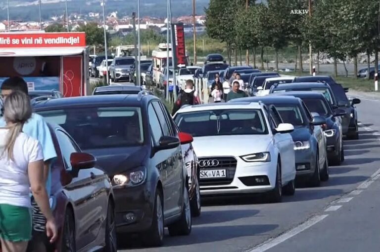 Mbi katër orë e gjysmë pritje në Merdarë për të dalë nga Kosova