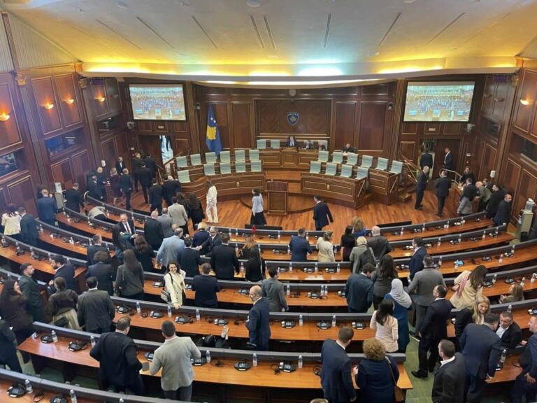 LAJMI I FUNDIT: Raportohet se nesër do të thirret seanca, a do të zgjidhet ngërçi në Kuvend?