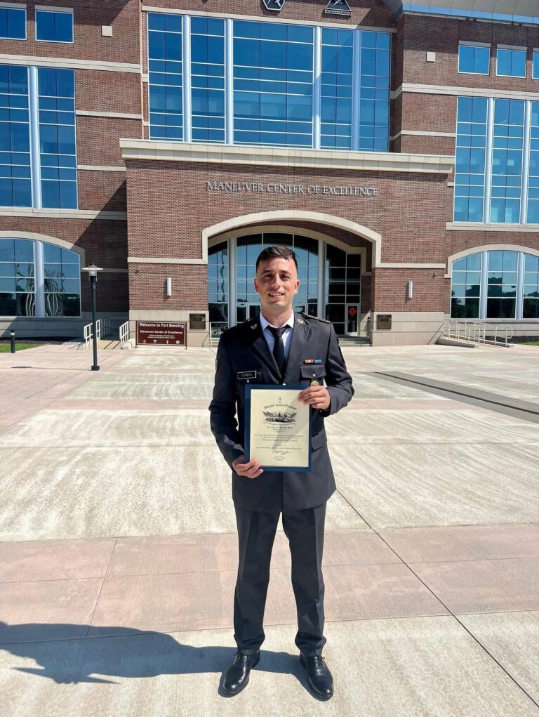 Oficeri i FSK-së diplomon në ShBA, përfundon me sukses Kursin e Karrierës së Kapitenit