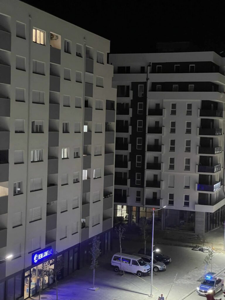 I riu bie nga kati i 8-të i një ndërtese në Skenderaj, 27-vjeçari është në gjendje të rëndë (Emri)