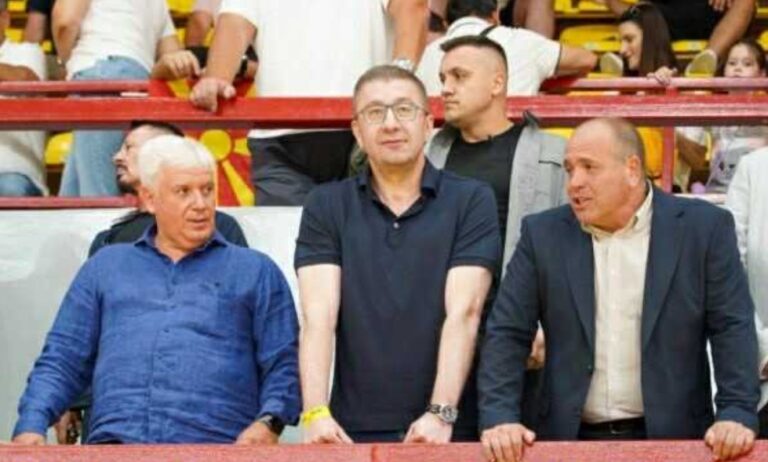 Thirrje “vdekje për shqiptarët” në ndeshjen e basketbollit Maqedoni – Rumani, në sallë ishte i pranishëm edhe Kryeministri Mickoski