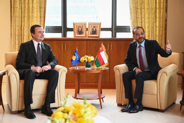 Kurti në New York takon kryediplomatin e Omanit, e fton për vizitë në Kosovë