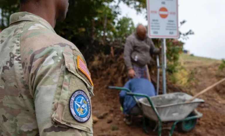 KFOR vendos 114 tabela përgjatë kufirit Kosovë-Serbi: Ndihmojnë në uljen e rrezikut të kalimeve aksidentale