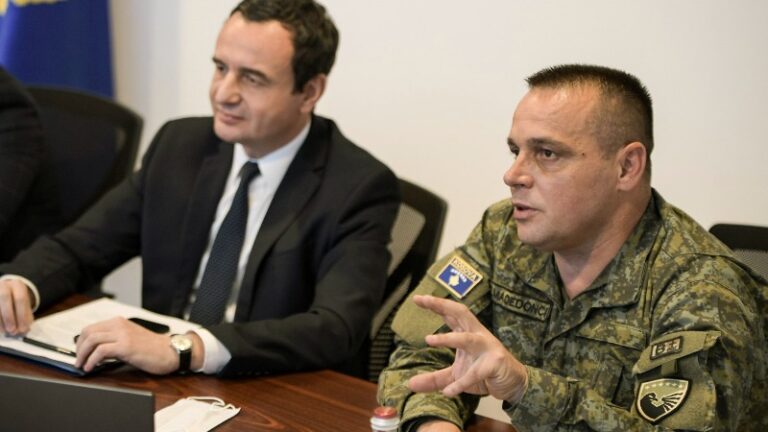 Kurti s’i bashkohet protestës në Tiranë, Maqedoci: Mbrojtja e luftës së drejtë të UÇK-së bëhet me diplomaci, jo vetëm në shesh