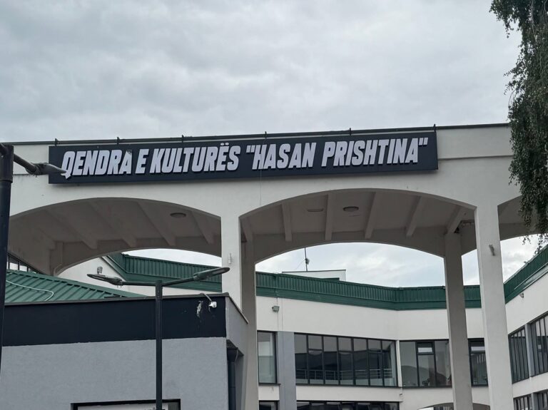 Grafit “Voto 105” në muret e Shtëpisë së Kulturës në Skenderaj