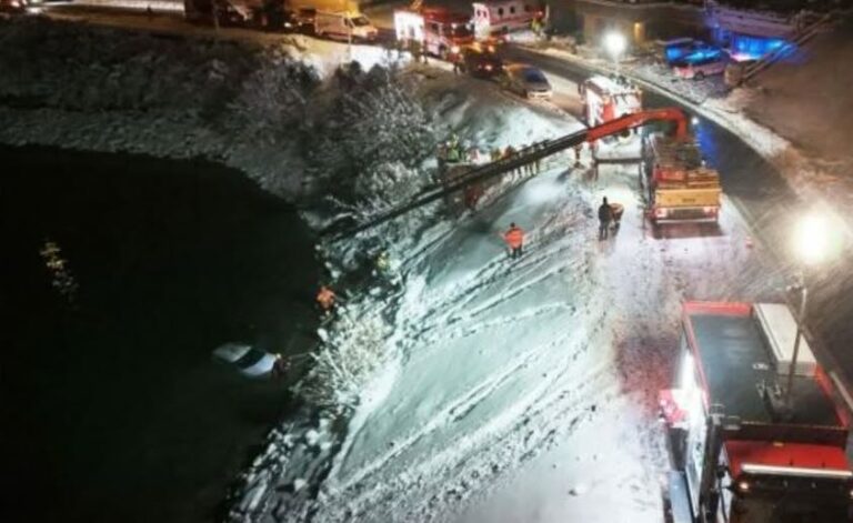 Babai me fëmijën shpëtohen pasi përfunduan me makinë në liqenin Lungern në Zvicër