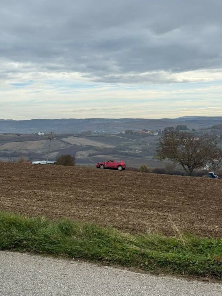 Rrokulliset vetura afër Klinës, përfundon në një arë (Foto)