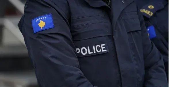 I rrahu prindërit e tij dhe i largoi nga shtëpia, arrestohet një person në Drenas