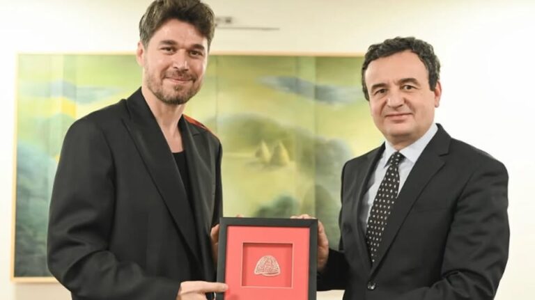 Pas katër netësh koncert në Prishtinë, Alban Skënderaj mirëpritet nga Kurti