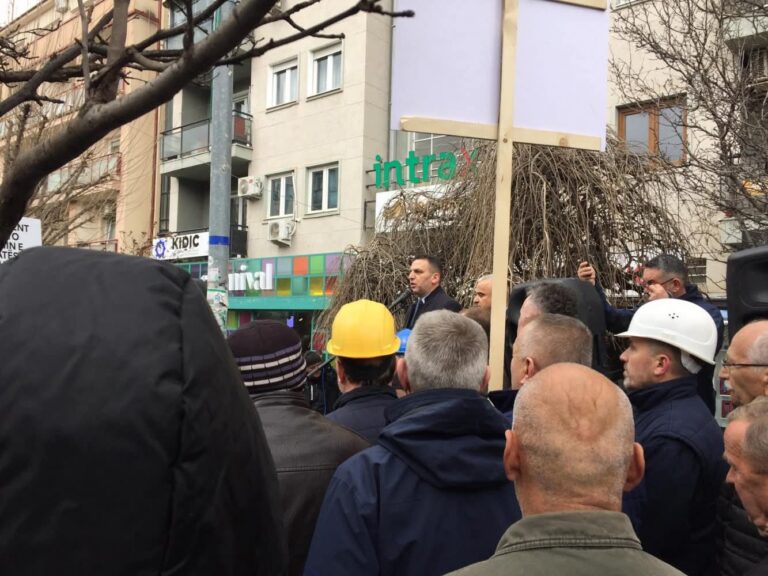 Punëtorët e KEK-ut protestojnë për rritje pagash dhe përmirësim të kushteve të punës