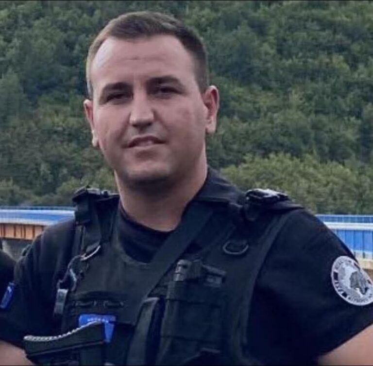 Ky është polici që ia shpëtoi jetën gruas që ra nga ura e re e Ibrit