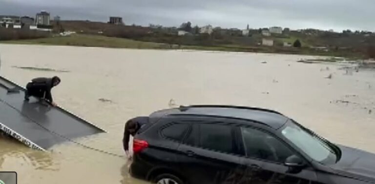 Raportohet se një familje kosovare me tre fëmijë, kanë mbetur të bllokuar në makinë në Shqipëri