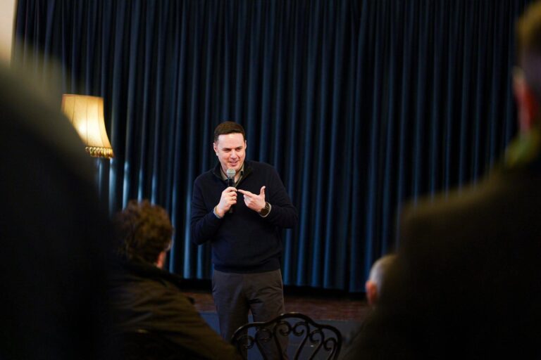 Mehmetaj ia kujton Abdixhikut standardin e humbjes që dikur e promovonte me krenari: “Largohemi, vijnë tjerët”