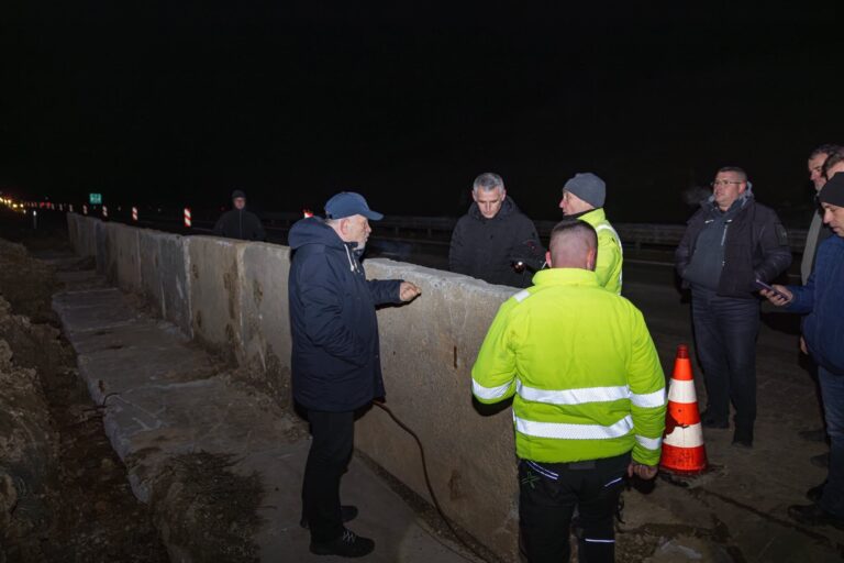 Durmishi del në terren, shikon nga afër punimet për sanimin e autostradës “Ibrahim Rugova” pas reshjeve të fundit