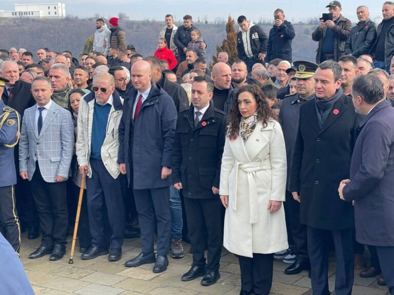 Krerët e shtetit dhe Walker nderojnë viktimat e Reçakut