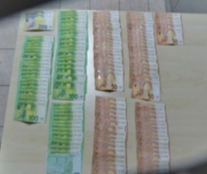 I gjeten mbi 10 mijë euro dhe i dorëzuan në polici