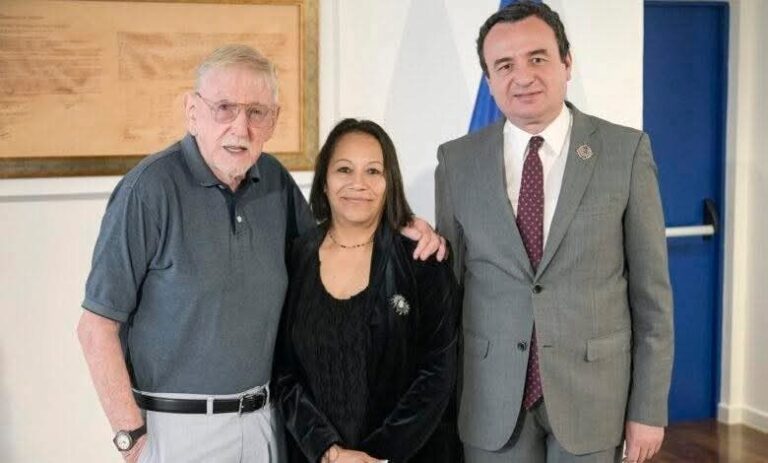 Kryeministri në detyrë, Albin Kurti, ka njoftuar se bashkëshortja e ambasadorit William Walker është në spital